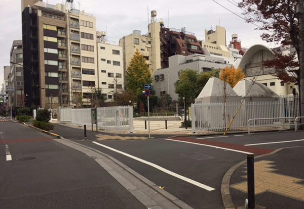 ④新宿公園を横目にひたすらまっすぐ～