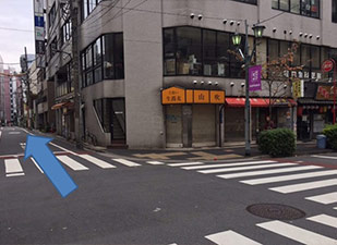 ③一つ目の路地を左（キンコーズとローソンの間に入っていく）に曲がったらひたすらまっすぐ