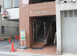 ⑦このビルの３Fです！