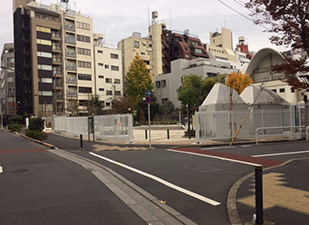 ④新宿公園を横目にひたすらまっすぐ～