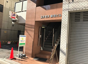 ⑦少し奥まったところにビル発見！3Ｆです！