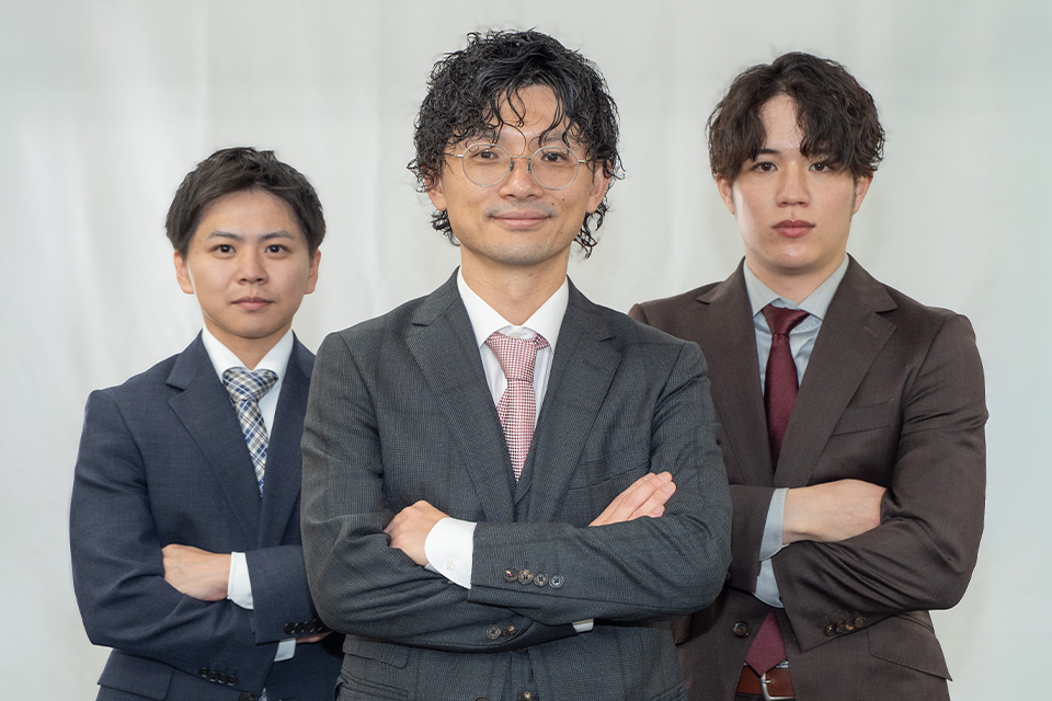 株式会社ディライトの役員3名が腕を組み公式プロフィール用に並ぶ葬儀担当者写真