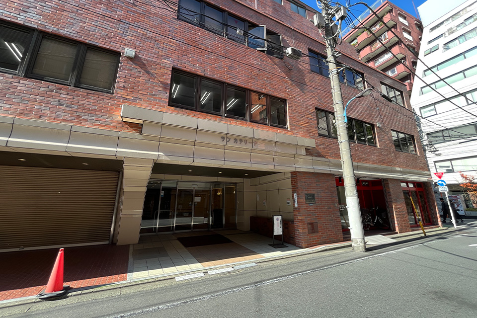 株式会社ディライトの本社入口が新宿1丁目のサンカテリーナで見える外観、葬儀関連の案内表示あり