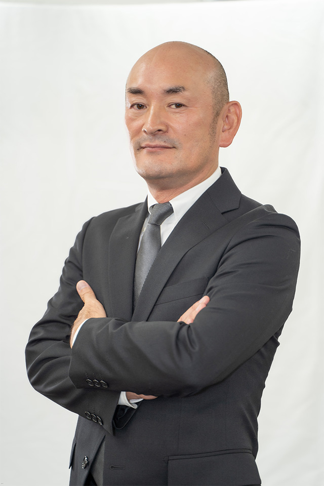 株式会社ディライト代表・高橋亮が黒スーツで腕を組み笑顔を見せるプロフィール写真