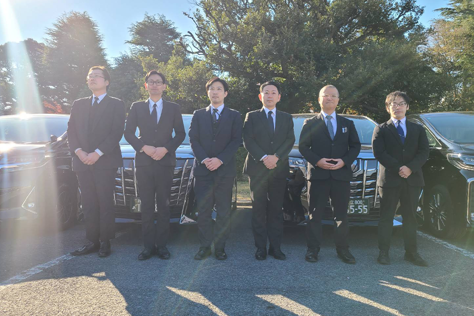 株式会社ディライトのスタッフ6名が葬儀当日の運営を担当するため黒スーツで整列している